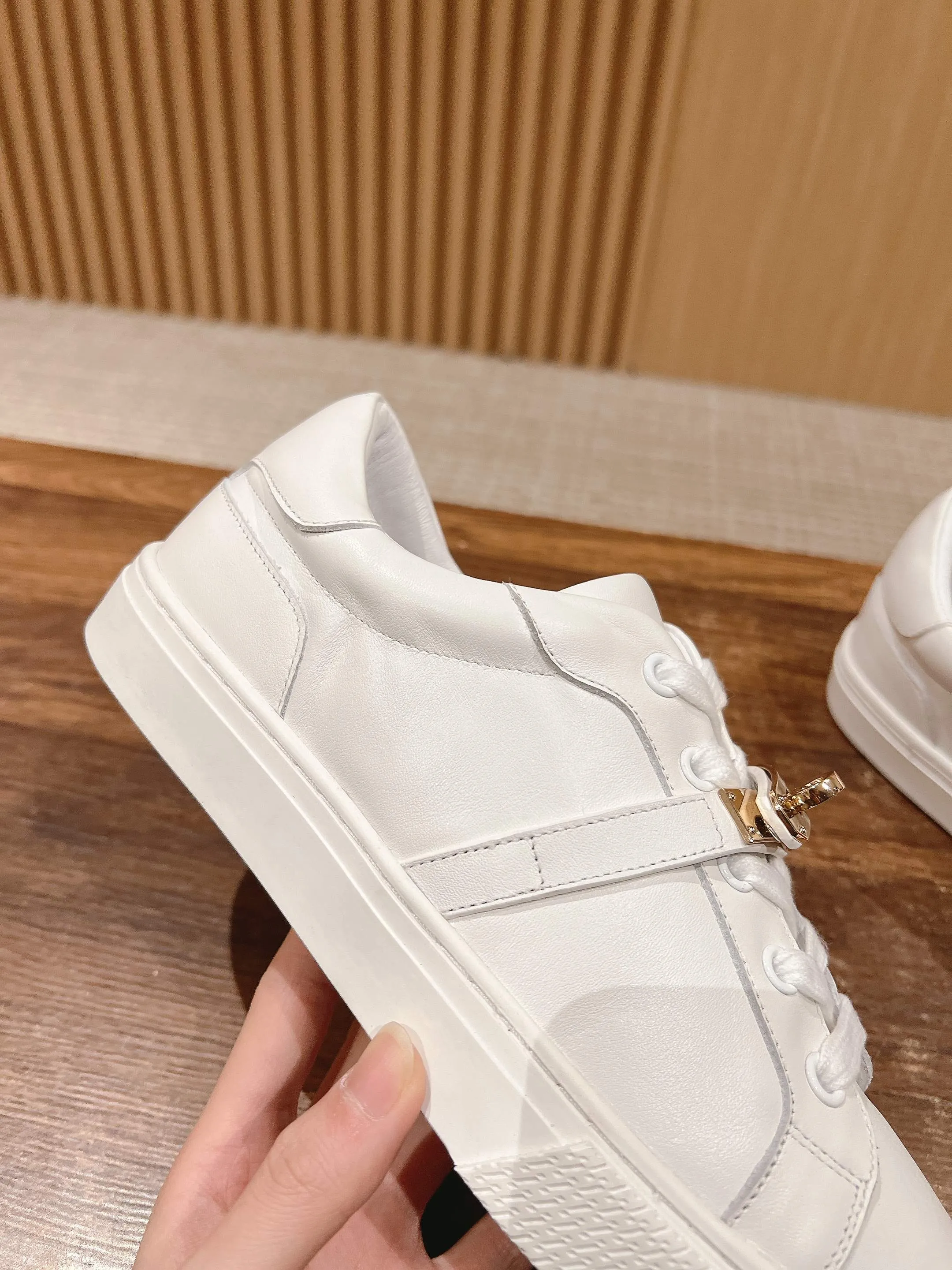 👟👟Ex-factory price 480👟👟 𝐇𝐄𝐑𝐌𝐄𝐒 Hermès classic couple style #𝐊𝐞𝐥𝐥𝐲 buckle casual white skateboard shoes. They will not conflict with shoes at all. Full of unknowns, Hermès rarely produces flat casual shoes and they are paired with classic palladium-plated Kelly shoe buckles! People will fall in love with it at first glance. It is very versatile ~ you can wear it with skirts and pants at will. 🉑️Close your eyes and look super noble. ❥ MATERIAL Specific cowhide/canvas material, sheepskin lining, original molded TPU outsole Size: 35-44